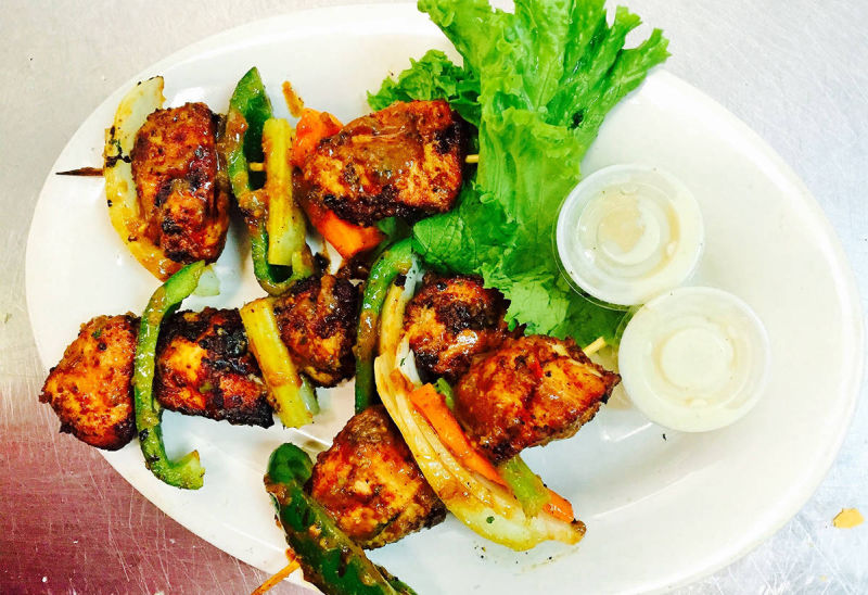 FRESHLY CUT SALAD WITH GRILLED CHICKEN, CHEESE, TOMATOES, GREEN PEPPERS AND BANANA PEPPERS, SIMPLY FRESH.